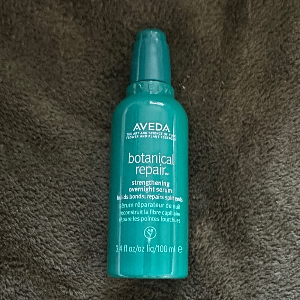 Aveda Botanical Repair Serum in Teal